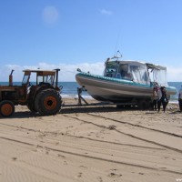 Der Traktor bringt das Tauchboot schon vor den Tauchern zum Strand, September 2006
