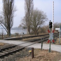 Diese-Eisenbahnschranke-muss-auf-dem-Weg-zum-Tauchplatz-überwunden-werden-März-2006