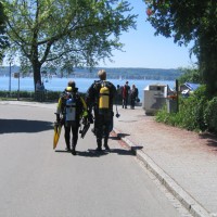 Alex und Holger auf dem Weg zum Wasser, Mai 2005