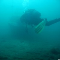 Das Bootswrack auf 16 Meter taucht so langsam im Blickfeld auf, Mai 2005