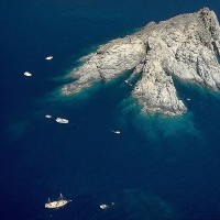 La Gabinière vom Süden aus, davor der Sec de la Gabinière, und eines der Tauchboote von Divin' Giens, die Brigantin, Oktober 2005